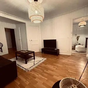 chic-appartement-in-the-famous-street-faubourg-st-honor.fr-paris.fr/